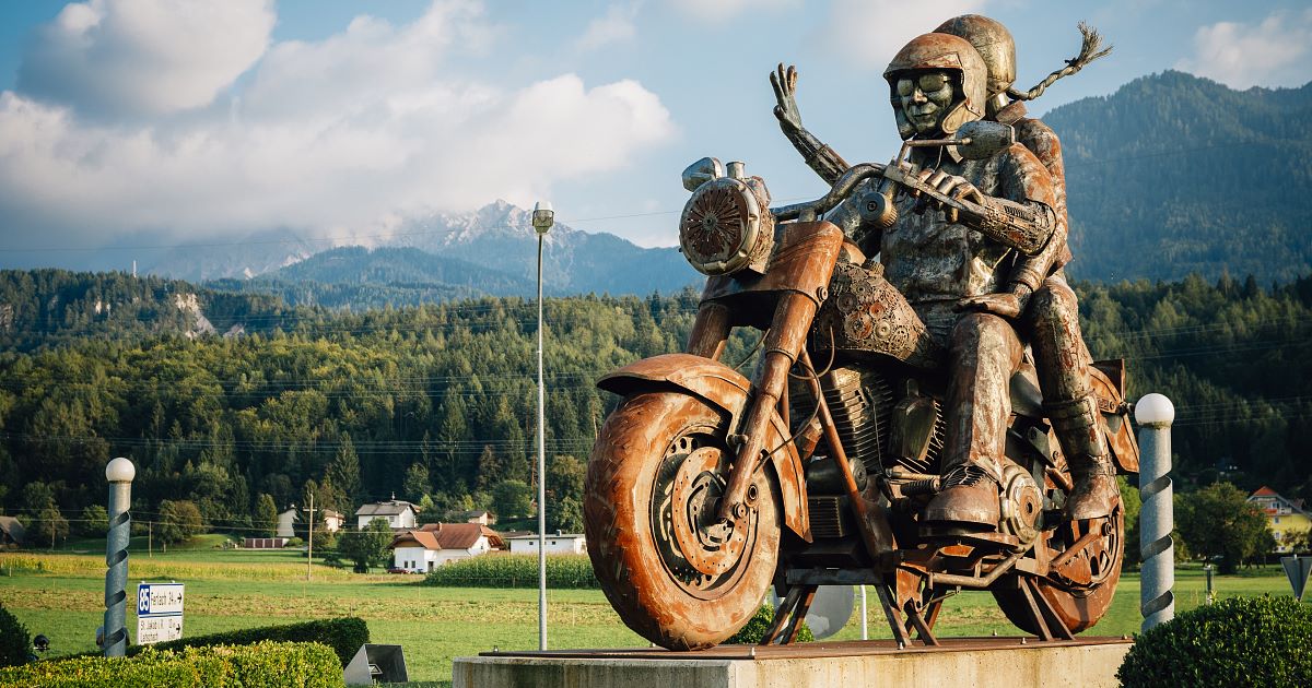 Das Beliebteste Fotomotiv Auf Der European Bike Week Ist Die Harley Paerchen Statue In Finkenstein Region Villach Tourismus Gmbh Michele Blanzan